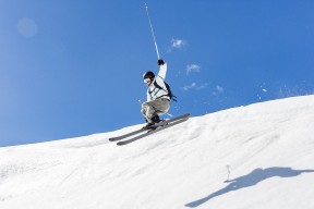 KAIYUNAPP-球迷现场打出巨幅横幅表达对主教练团队的支持与肯定，球队祝福的话